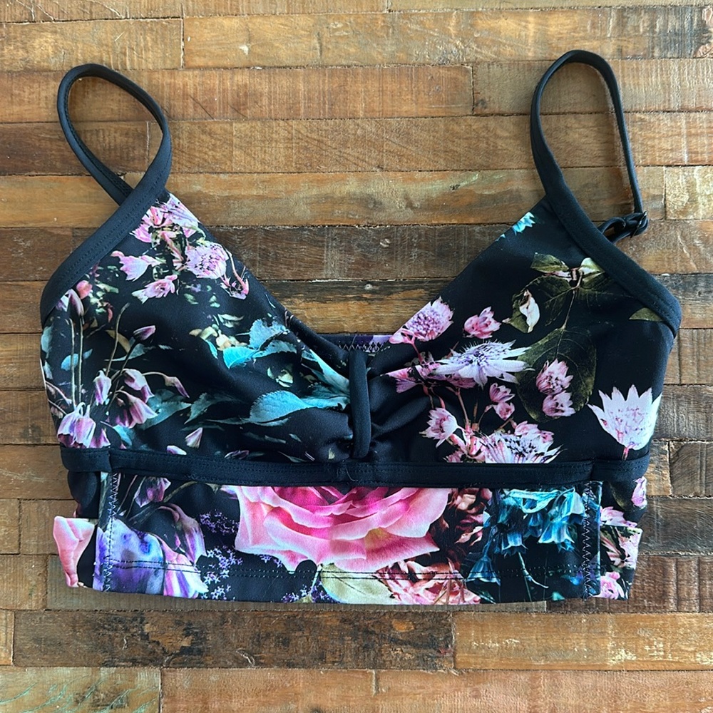 Gentle used bra top by Dana n motion.  Has really nice bow cutouts on each side.